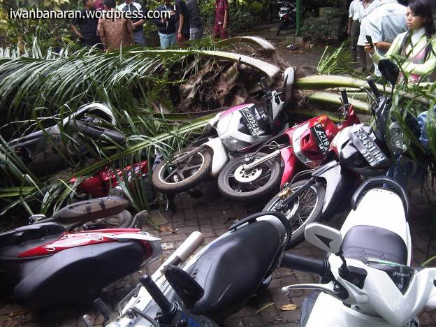 Hati-hati parkir motor kalau tidak ingin seperti ini..!!
