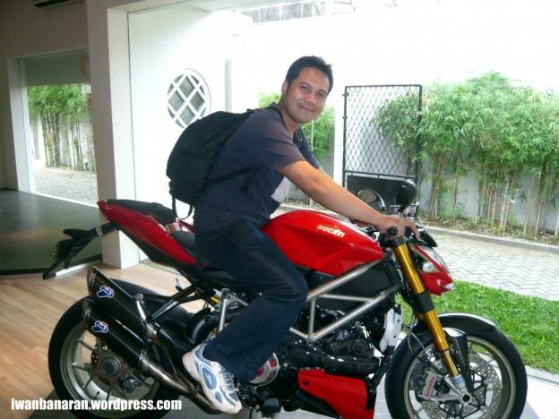 Berangkat kuliah naik Ducati. Wiihhh mantep euy!!