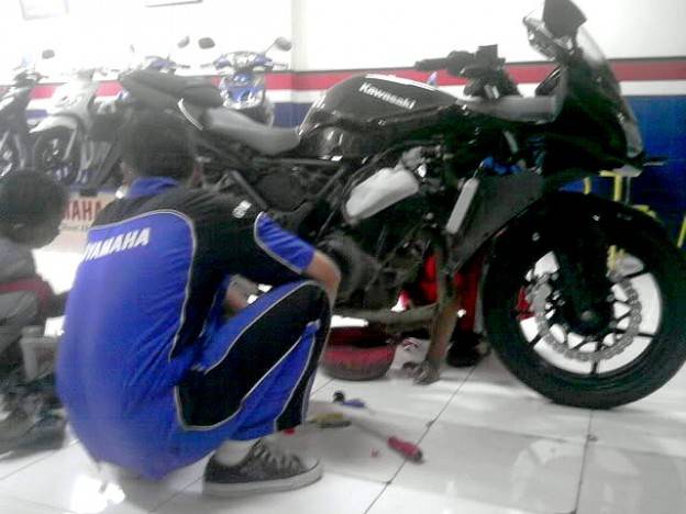 Walah….nyervis Ninja250r didealer Yamaha???