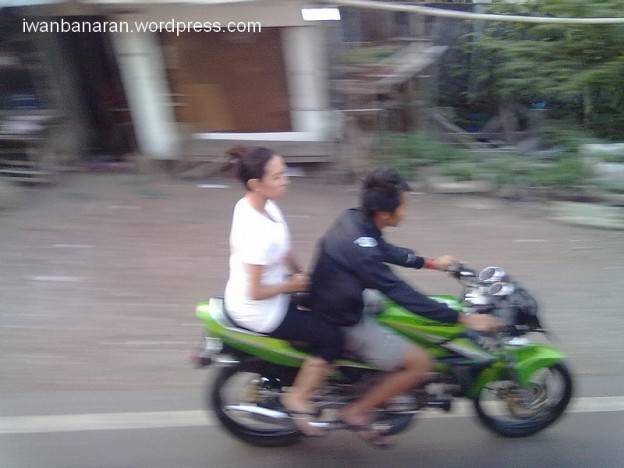 Walah…biker koq anti helm ki piye???
