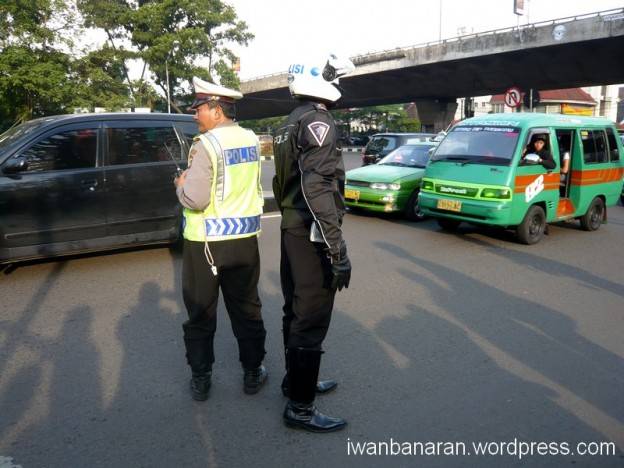 Keren euy….pak polisi kita sudah pakai helm Nolan!!…