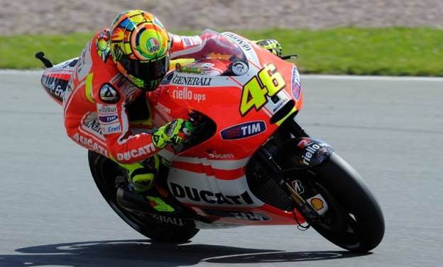Rossi kebingungan menentukan arah. Piye iki???…