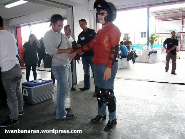 Lady biker penjinak jalanan ibu kota. Rossi aja putus mzbro!!…