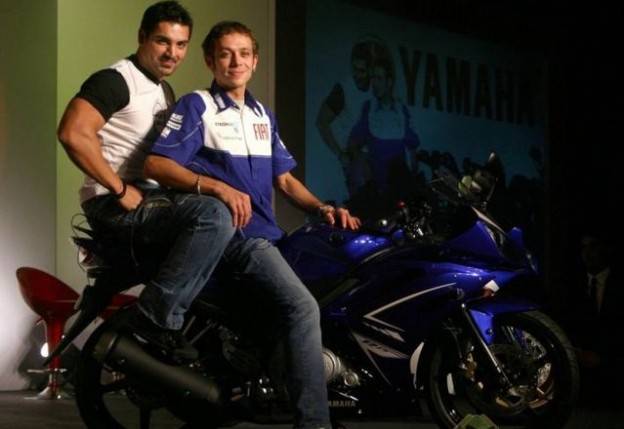 Ketika Rossi nyemplak Yamaha R15…..wagu pol!