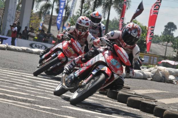 Yamaha memprakarsai balapan malam. Wah…keren juga nih!!