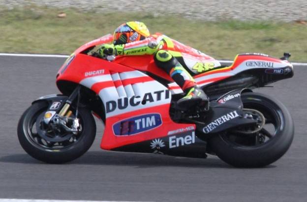 “Bagian depan dari motor sedikit berubah….” ujar Rossi
