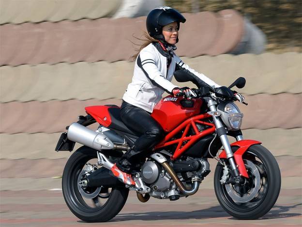 Cewek nyemplak Ducati Monster. Why not???….