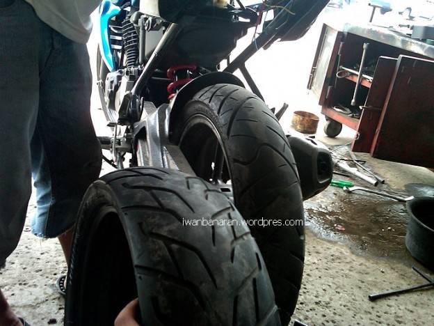 Ukuran ban 160/60-17 tuh ternyata gede bener!!……