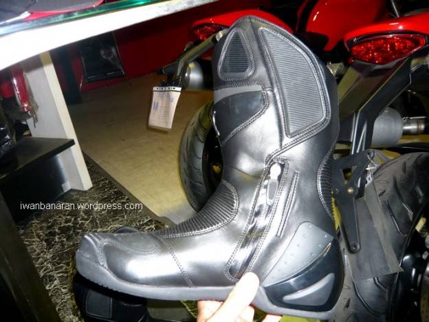 Boot seharga 12 jutaan. Mules euy….
