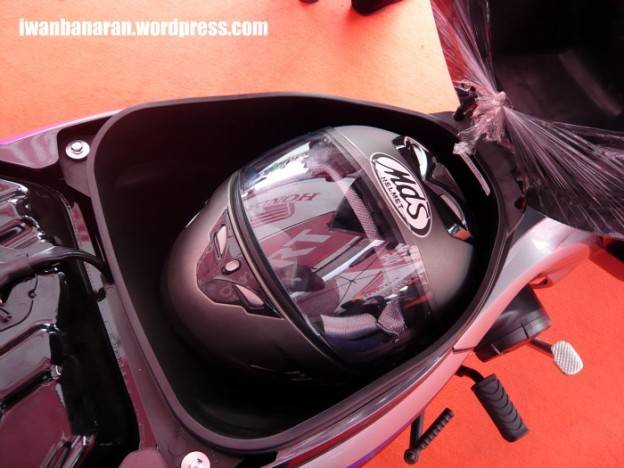 Honda SupraX 125 helm-in…jian gede tenan bagasine!!