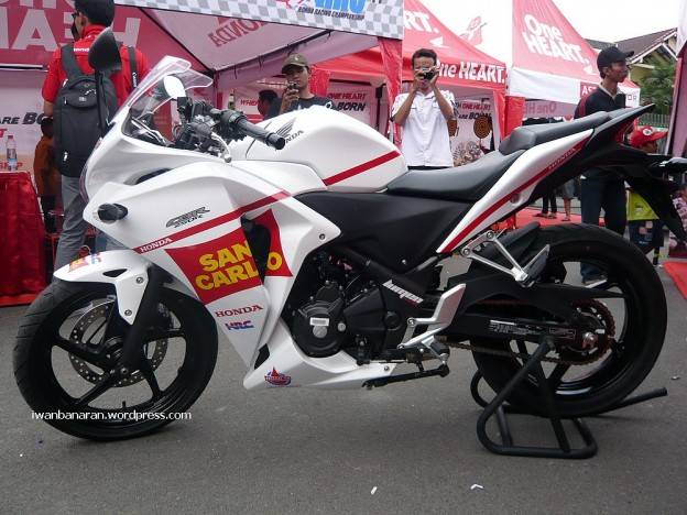 Honda CBR250r versi San Carlo.Dari jauh kinclong bener euy!…