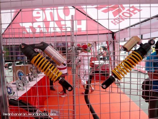 Showa rilis shockbraker warna-warni untuk motor Honda!