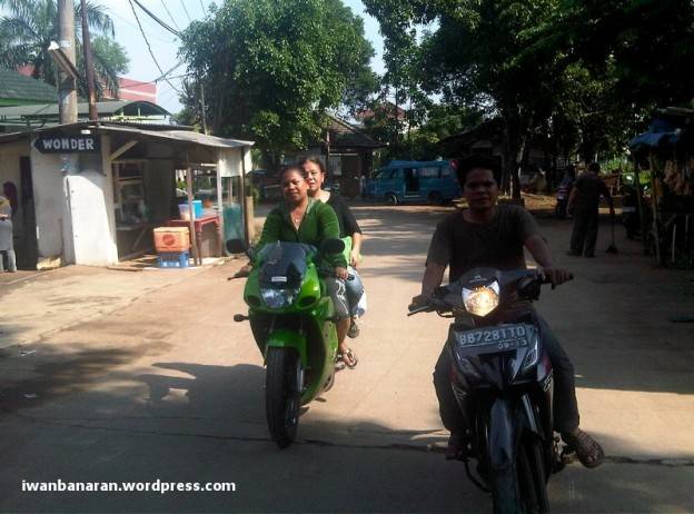 Walahhh….emak-emak nunggang Kawasaki Ninja 150RR mzbro!!….