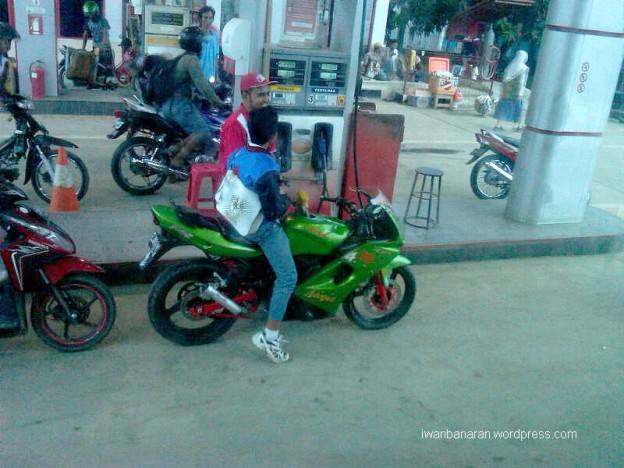 Nunggang Ninja 150RR tanpa mengenakan helm?? serem euy….