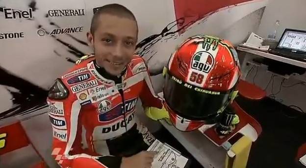 Motogp Valencia : Rossi memamerkan helm special corak Simoncelli…