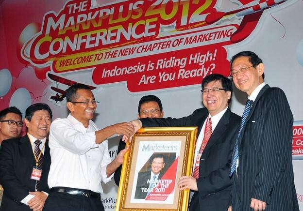 Wow…pak Loman mendapatkan penghargaan Marketer of the Year 2011!!