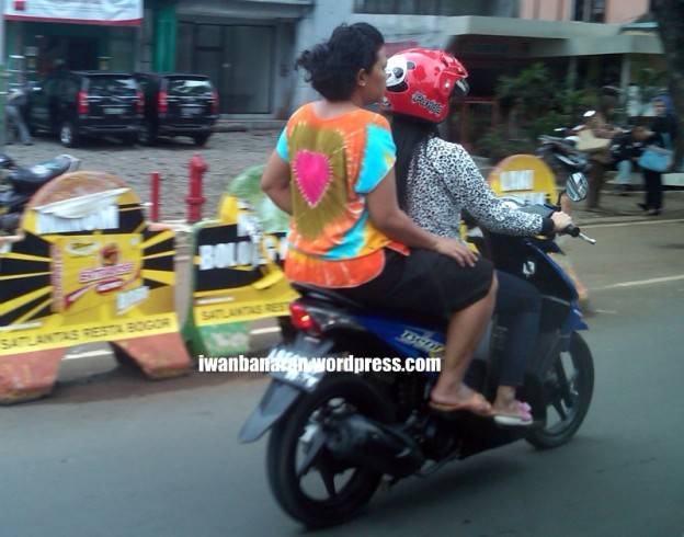 Waduh siemak…..koq nggak pakai helm sih??…