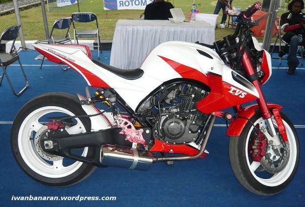 Modifikasi TVS Apache ala Street-Fighter bike. Lumayan keren mzbro!!!….