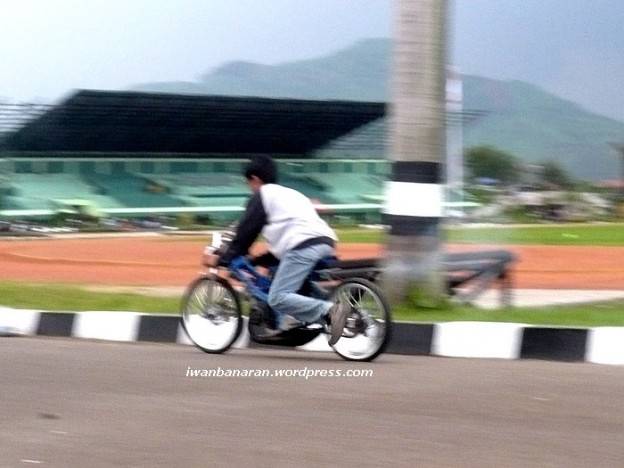 Byuh…latihan drag race koq cuma pakai rambut ki piye to bro!!