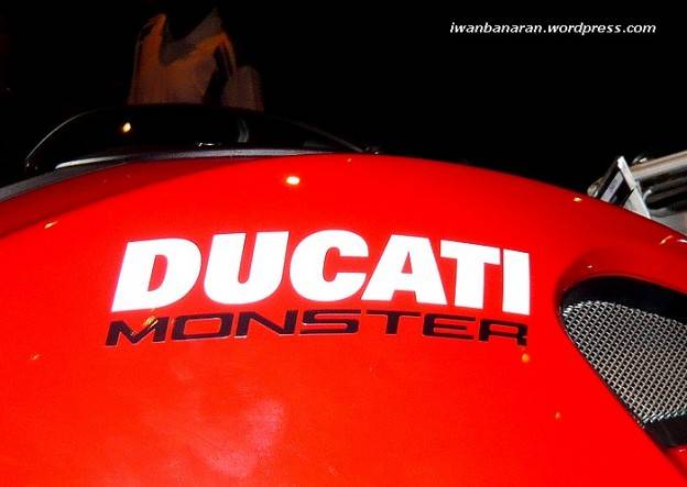 Tirai tersingkap, Matteo keluar dengan menunggang Ducati Monster 795. Keren!!!…..