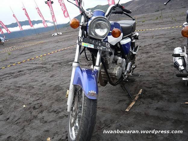 Ini Honda CB100 apa Yamaha Scorpio yak??..