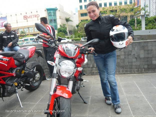 Nunggang Ducati Monster udah kayak nyemplak matic euy…..