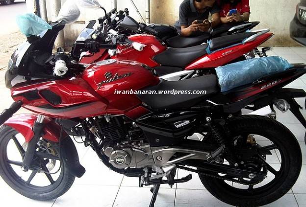 Bajaj Pulsar 220 new colour…mewah juga ternyata!!