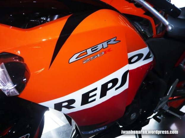 Gambar detil Honda CBR250R Repsol Edition. Asli keren tenan!!….