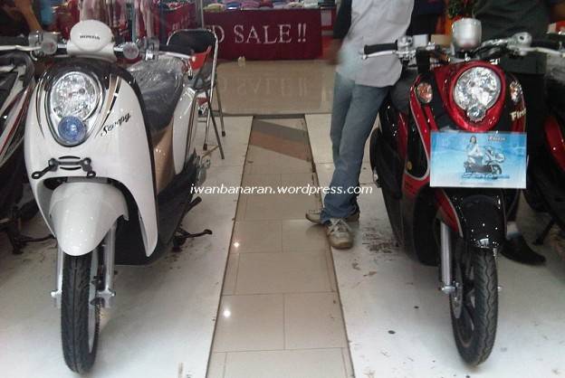 Komparasi fisik Honda Scoopy vs. Yamaha Fino. Serupa tapi tak sama……