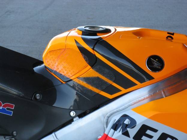 Walah…jebule Honda RC213V juga dipasang Pro Grip euy…