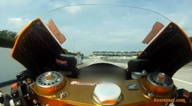 Ingin lihat aksi Stoner diatas Honda RC213V?? monggo diintip…