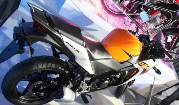 Honda CBR150R dibanderol lebih mahal ketimbang Yamaha R15 V2