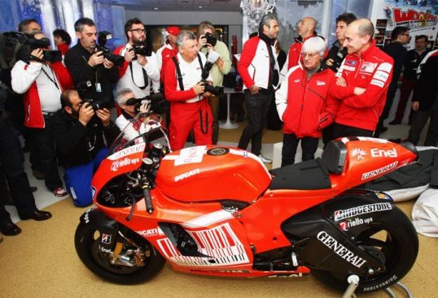 Penawaran lelang motor Ducati Stoner mengungguli Rossi….