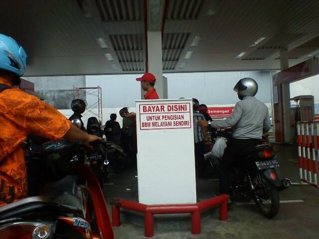 Ngisi BBM dibantu petugas? DiSPBU ini tidak berlaku saudara-saudara……