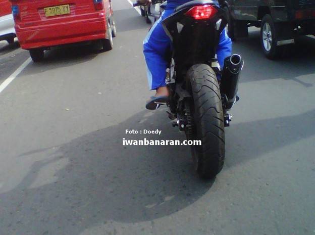 Terpontal-pontal mengejar lady biker penunggang Ninja 250 FI…
