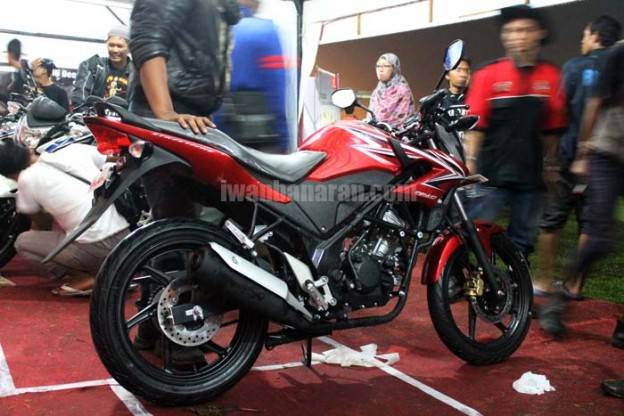 Banyak biker dalam persimpangan untuk memilih CB atau Vixion….