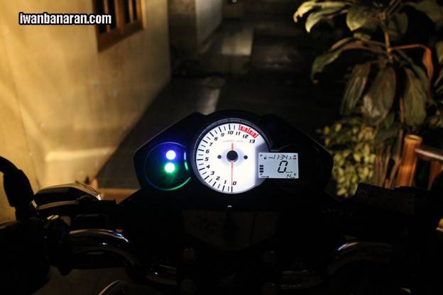 Video konsol speedo Honda CB150R dimalam hari. Terang bener euy…….