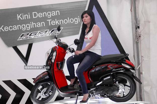 Ingin tahu perbedaan detil Honda Scoopy FI dibanding versi karbu?. Monggo diintip….