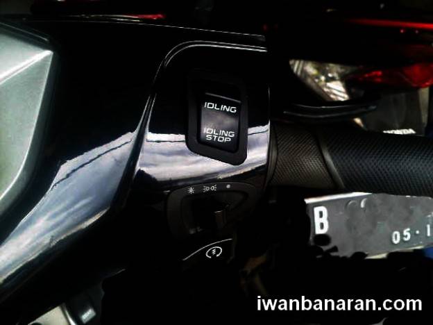Tombol ISS Honda Vario 125 berada disamping kanan stang??……