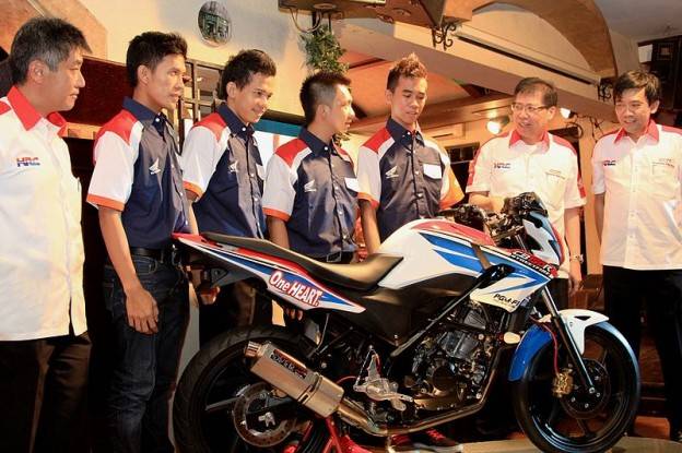 Nih dia penampakan CB150R versi racing….