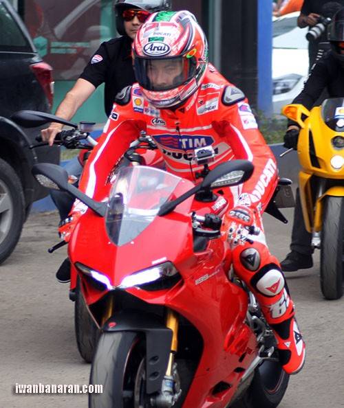Nicky Hayden menjadi pusat perhatian para biker ibukota…..