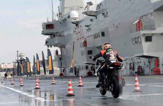 Diatas kapal perang, Max Biaggi test ban anyar Pirelli……