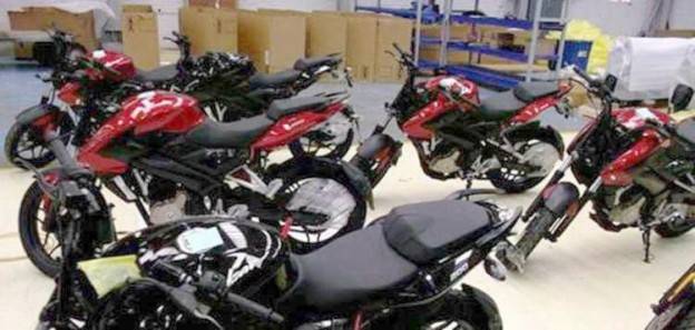 Foto Pulsar 200NS teronggok disebuah gudang. Ditanah airkah??…..