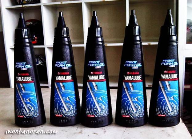 Butuh 7 botol oli ukuran 150cc untuk mengganti oli shock depan Byson…..