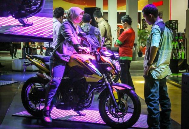 Ketika seorang cewek nongkrong diatas Pulsar 200NS….