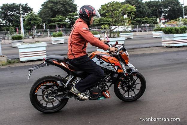 First impression test ride KTM Duke 200…hawa panas engine lumayan menyengat!