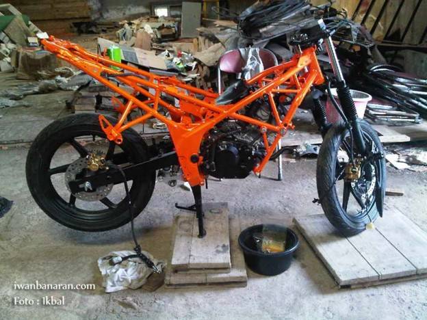 Modifikasi dual purposes Honda CB150R…..jalanan rusak bukan masalah lagi!!