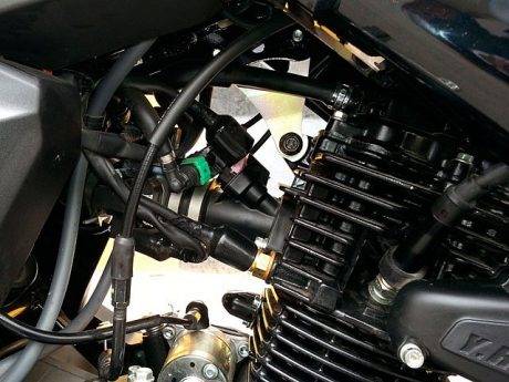 2014-yamaha-fz-version-2-gallery-engine-fuel-injection-11_640x480