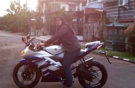 Sis Mira pose diatas R15 idaman...