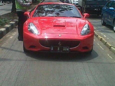 mobil mewah masuk busway
